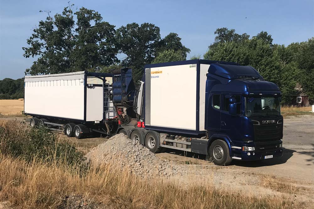 Lastbil som står barkerad vid en väg